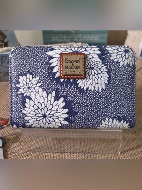 Zinnia Medium Zip Around Wallet NWT